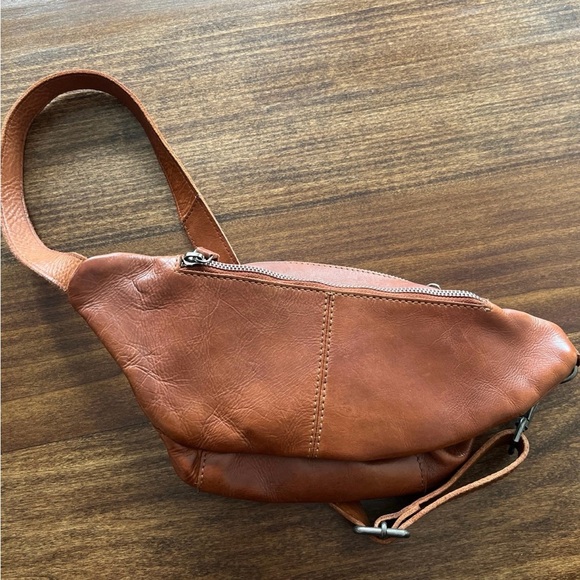 Vilenca Holland woven leather crossbody belt bag - Picture 4 of 4